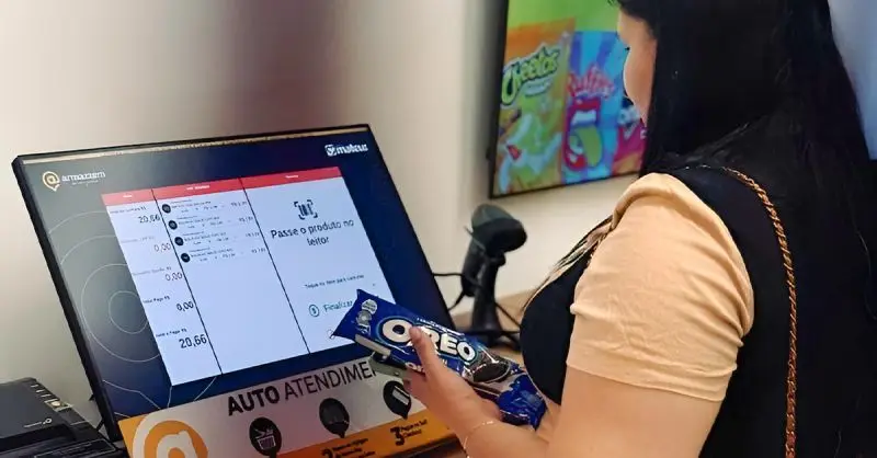 Cliente passando um produto no totem de autoatendimento da loja